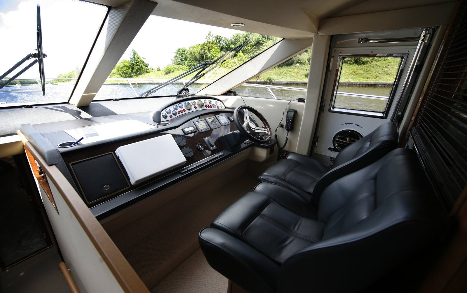 510867_yacht-deckhouse 510867_yacht-deckhouse